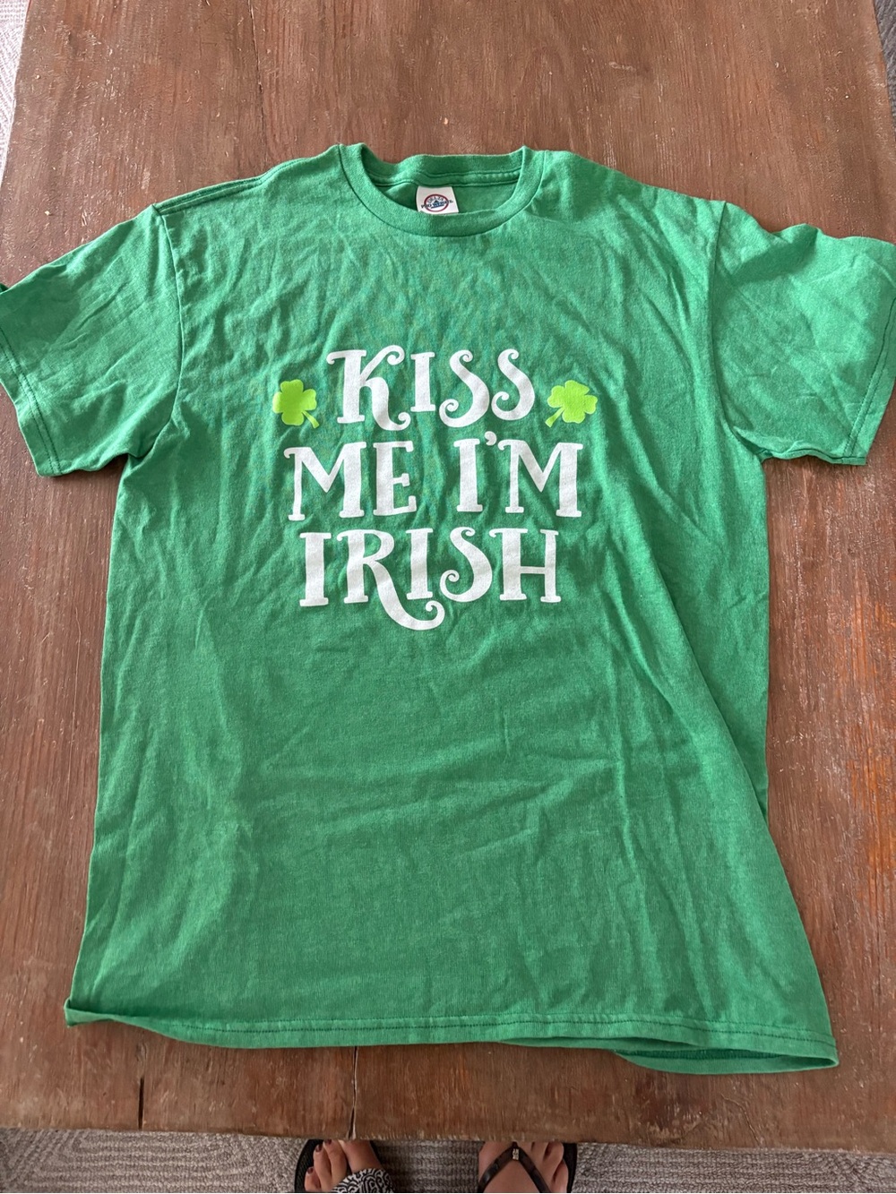 Delta Kids Green 'Kiss Me I'm Irish' Short Sleeve Tee. Size M